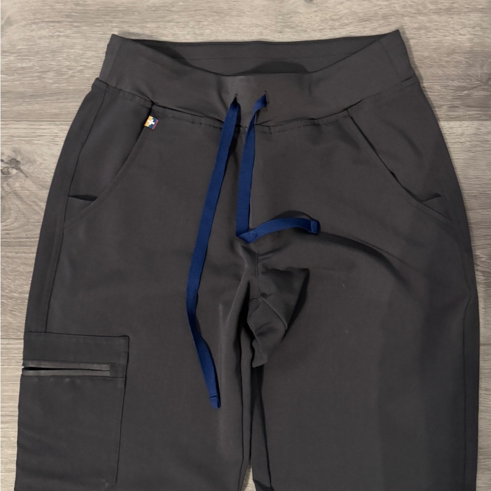 FIGS Charcoal Gray Straight Leg Scrub Pants - Picture 3 of 5